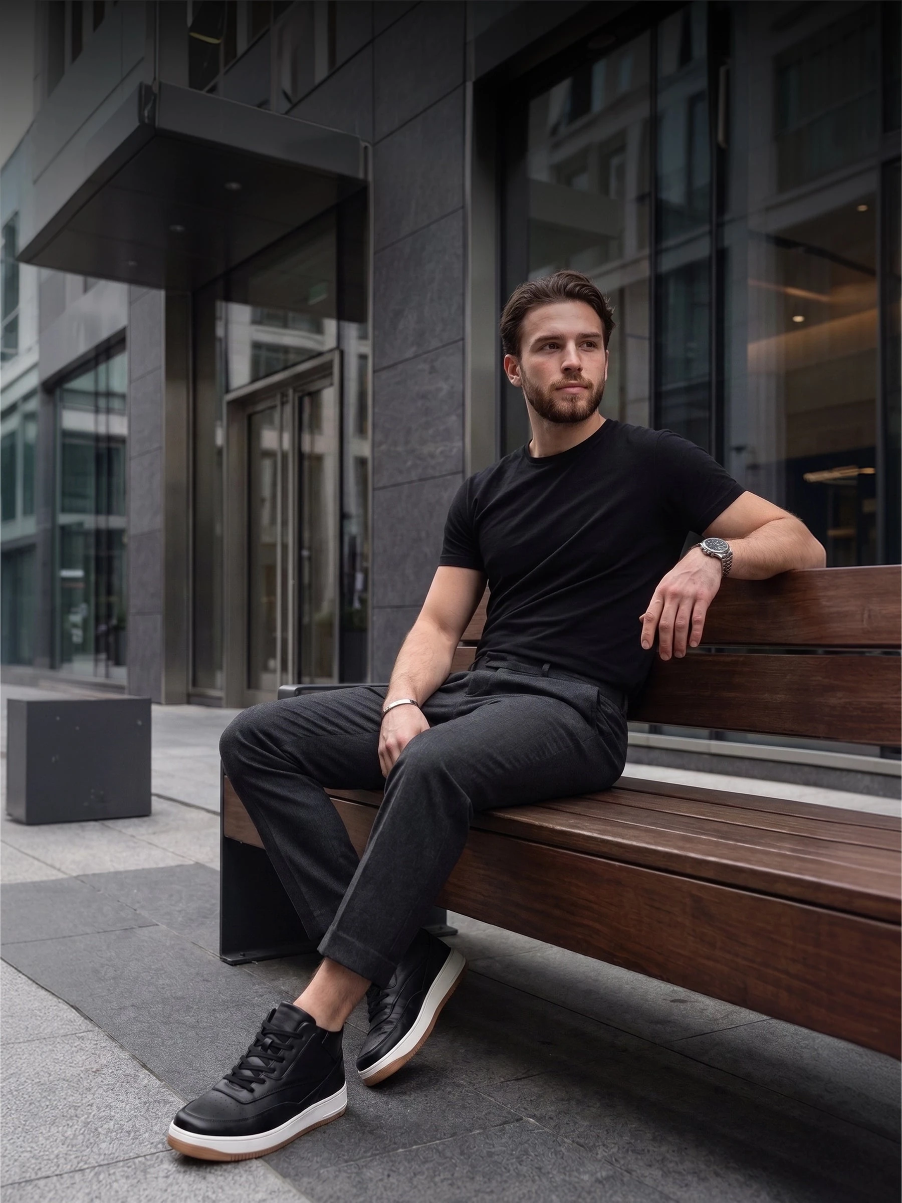 Modelo usando Tênis Casual Thunder em um ambiente urbano